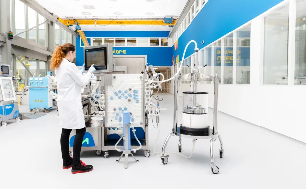 Merck Mobius Chrom 20 biyoproses kromatografi sistemi ve laboratuvar çalışanı